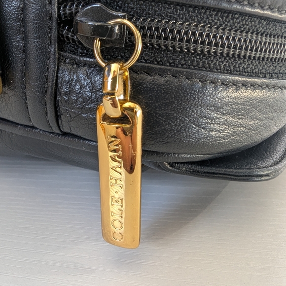 VTG Cole Haan Black Pebbled Leather Camera Bag - Minimalist Crossbody - Gold Har - Picture 10 of 16